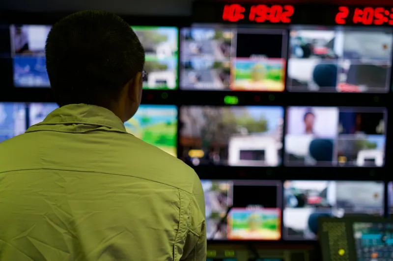 Operador acompanhando telas de monitoramento