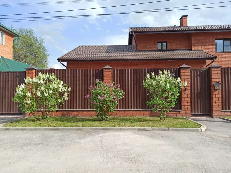 Casa com portão de garagem